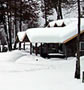 Casa nevada en invierno.